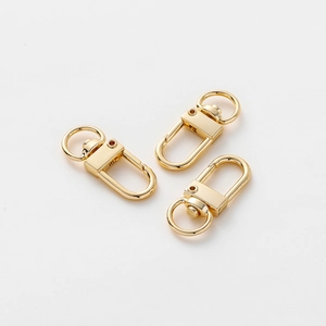 Dettaglio di chiusure a moschettone a cuore placcate oro 18K con anello rotante a 360 gradi