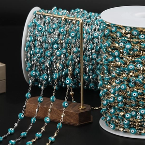 Λεπτομέρεια από αλυσίδες με χάντρες evil eye για DIY κοσμήματα σε βάση έκθεσης