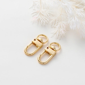 Set di due moschettoni a cuore placcati oro 18K con anelli rotanti su sfondo bianco