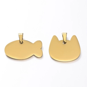 Detailansicht polierter goldener Edelstahl-Tiermarken in Fisch- und Katzenkopfform