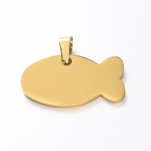 Detailaufnahme von polierter goldener Edelstahl-Tiermarke in Fischform mit Spiegelglanz