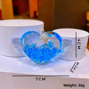 Dettaglio dimensioni di un portachiavi a cuore con ali d'angelo e glitter blu