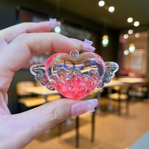 Simpatico portachiavi a forma di cuore rosa con ali e glitter scintillanti