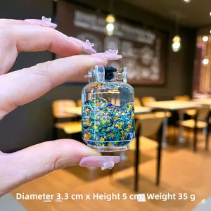 Vue macro d'un pendentif de 3,3x5cm avec paillettes étoilées, perles et cordon noir