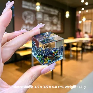 Vue détaillée du pendentif bouteille carrée lumineuse avec paillettes bleues et étoiles