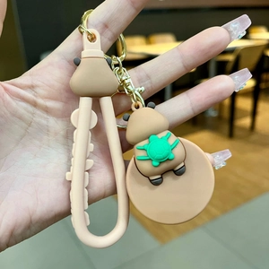 Détail d'un porte-clés capybara mignon avec tortue verte et dragonne en silicone
