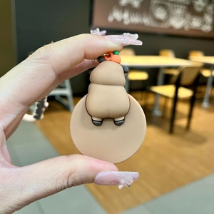 Gros plan d'un support de téléphone Capybara 3D mignon en rose pastel tenu à la main