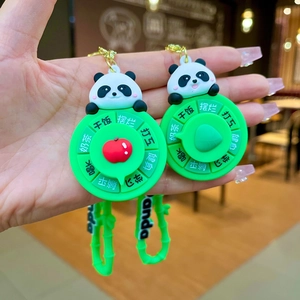 Porte-clés panda rotatif avec sangle en bambou vert et options de décision amusantes