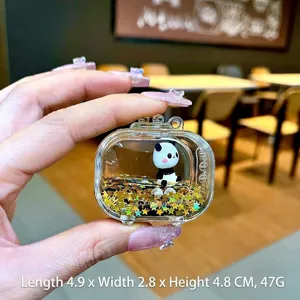 Detailansicht eines Panda-TV-Anhängers aus Acryl mit Goldsternen und Flüssigkeit