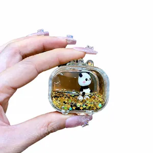 Llavero de panda con forma de TV retro con arena movediza y estrellas doradas