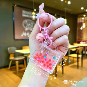 Detailansicht der Handtaschen-Schlüsselanhänger in Pink mit flüssigen Perlen und Pailletten