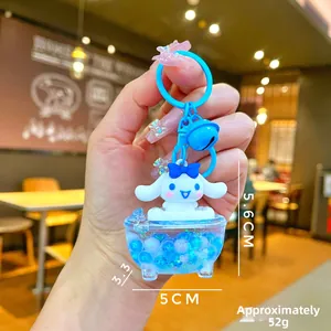 Détail du porte-clés Cinnamoroll avec paillettes bleues liquides et une cloche