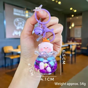 Detail eines süßen Schweinchens im Flüssigschlüsselanhänger mit violettem Ring