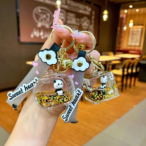 Panda-Treibsand-Schlüsselanhänger mit flüssigem Glitzer und Sweet Heart-Armband in der Hand