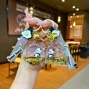 Panda-Treibsand-Schlüsselanhänger mit Sternen und Sweet Heart Band in der Hand
