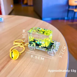 Detailansicht des Acryl-Auto-Schlüsselanhängers mit gelbem Treibsand und Glocke