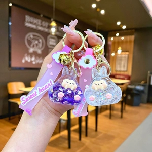 Gros plan d'un porte-clés acrylique mignon avec paillettes et sangle Sweet heart
