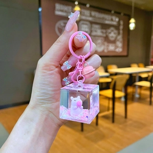 Gros plan d'un charme Capybara rose en boîte acrylique avec clochette et crochet