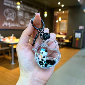 Vue macro d'un panda et d'un donut flottant dans un porte-clés cœur en acrylique