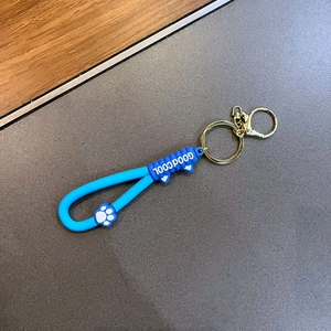 Porte-clés en silicone bleu avec patte de chat et fermoir mousqueton doré chic