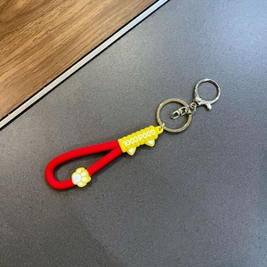 Détail du porte-clés patte de chat en silicone rouge avec fermoir mousqueton en métal