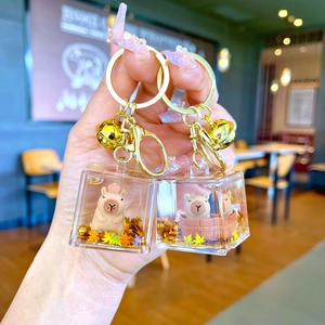Porte-clés Créatif Capybara à Sable Mouvant Liquide Cube Acrylique Pendentif de Sac avec Clochette Dorée