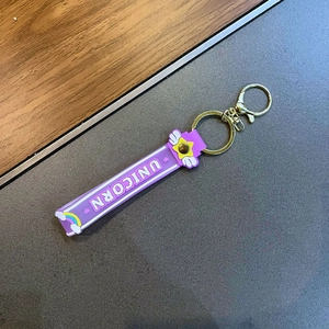 Portachiavi in PVC viola con scritta UNICORN, ciondolo arcobaleno e anello dorato