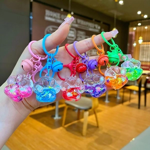 Gros plan de porte-clés patte de chat à paillettes liquides en six couleurs avec grelots