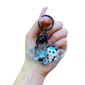 Porte-clés cœur volant avec liquide mouvant et figurine de panda tenant un donut rose