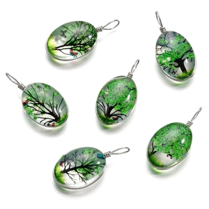Vue macro de pendentifs ovales en résine arbre de vie avec fleurs séchées et fil d'argent