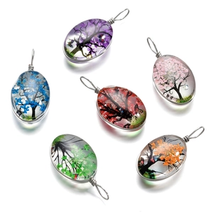 Vue détaillée de pendentifs Arbre de Vie ovales en verre de six couleurs vives