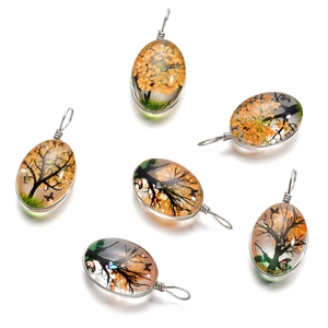 Lot de six pendentifs ovales en résine faits main avec paysages d'arbres et motifs papillons