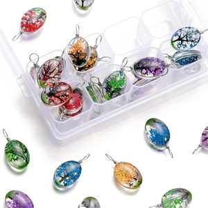 Détail macro de pendentifs arbre de vie en résine avec fleurs séchées colorées en boîte