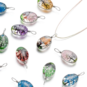 Détail macro de pendentifs en verre arbre de vie faits main avec fil de fer et fleurs