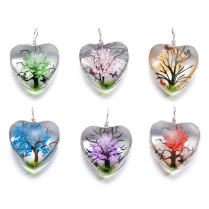 Détails de six pendentifs cœur en verre faits main avec fleurs séchées de l'arbre de vie