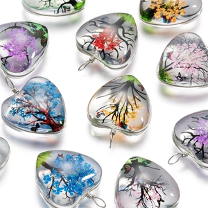 Détail macro de pendentifs cœur en verre coloré avec fil de vie en métal argenté