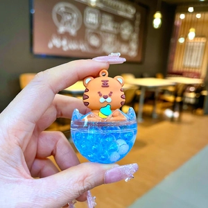 Schattige oranje tijger sleutelhanger in blauwe vloeistof met glinsterende glitters