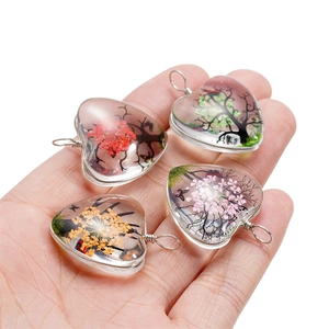 Pendentifs en verre en forme de cœur avec fleurs séchées et motifs arbre de vie