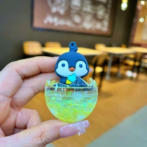 Blauwe pinguïn sleutelhanger met geel drijfzand en glitters aan de binnenkant