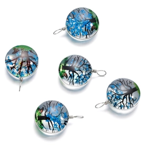 Lot de cinq pendentifs en verre faits main avec fleurs séchées bleues et arbre de vie
