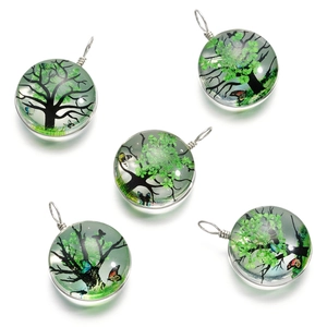 Détail de pendentifs arbre de vie en verre faits main avec fil argenté et fleurs séchées