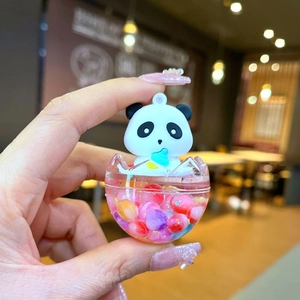 Panda sleutelhanger met kleurrijke drijvende kralen in vloeibare transparante voet