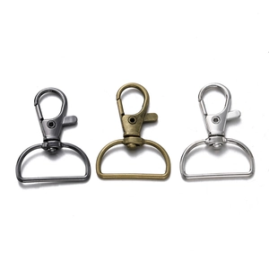 Detail van 25mm karabijnsluitingen in zwart, brons en zilver voor doe-het-zelf sleutelhangers
