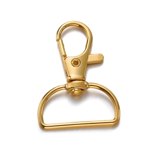 Macro-opname van 25mm gouden karabijnsluiting met D-ring voor DIY sieraden en sleutelhangers