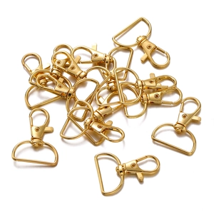 Macro-opname van vergulde karabijnsluitingen met draaibare D-ring voor doe-het-zelf sieraden