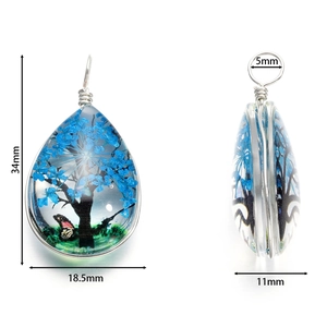 Pendentif goutte Arbre de Vie en résine avec fleurs bleues et papillon 34x18mm