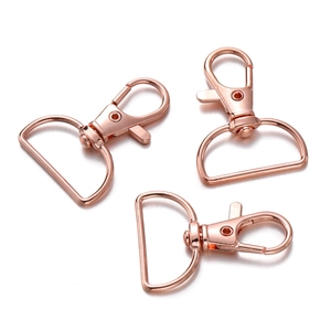 Detail van roségouden kreeftsluitingen met D-ringen voor DIY-sieraden en sleutelhangers