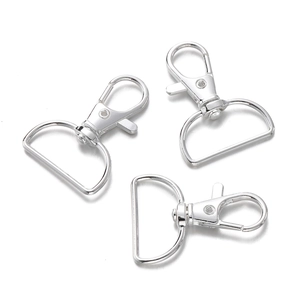 Drie gepolijste zilveren karabijnsluitingen met D-ringen voor DIY sleutelhangers