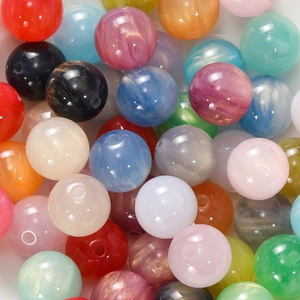 Makroaufnahme bunter 8/10mm Harzperlen mit Marmortextur und Glitzer für DIY-Schmuck
