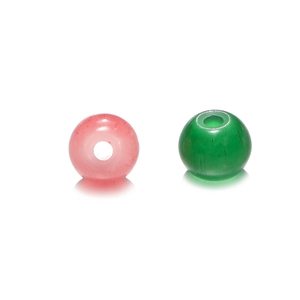 Gros plan de perles en verre rose et vert pour la création de bijoux DIY